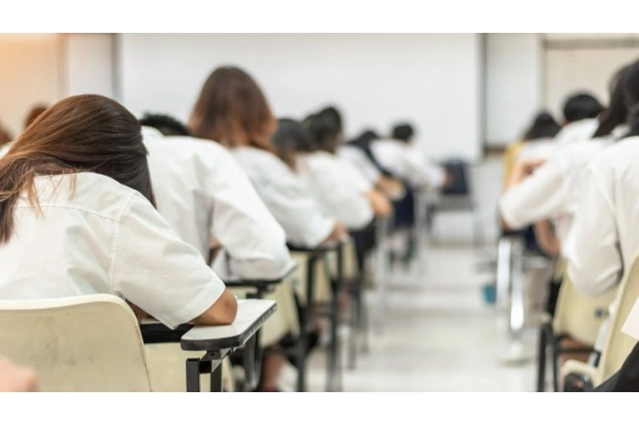 Fraude la examenele de absolvire a gimnaziului. 22 de cadre didactice sancționate după ce au permis copierea