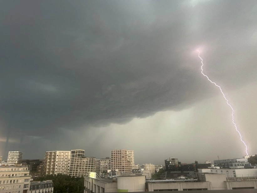 Furtunile violente fac ravagii în Franța: doi morți și un rănit