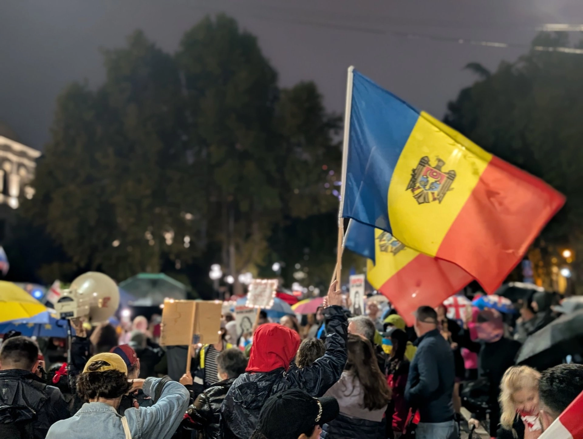 Drapelul Republicii Moldova a devenit simbolul rezistenței pentru opoziția din Georgia. Tricolorul a fost văzut purtat de manifestanții georgieni