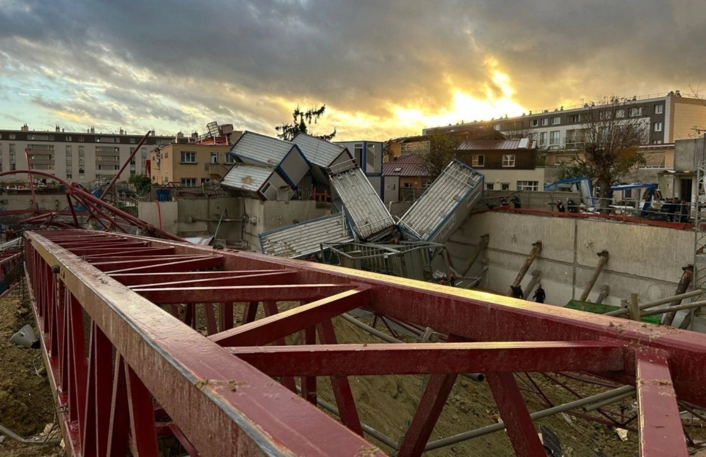  O tornadă a devastat nordul Parisului. O persoană a decedat, iar 10 au fost rănite