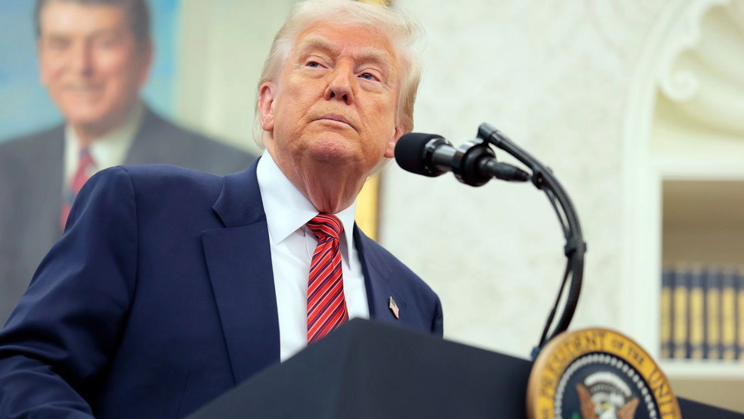Donald Trump suspendă operațiunea de escortare a navelor prin strâmtoarea Ormuz, în speranța unui acord cu Iranul