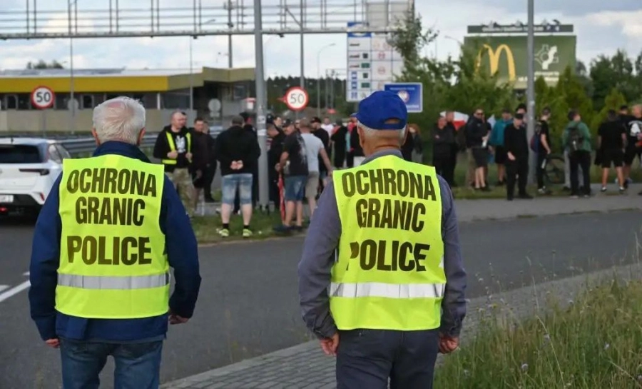 Polonia reintroduce controalele la frontierele cu Germania şi Lituania. Ce spune cancelarul Merz