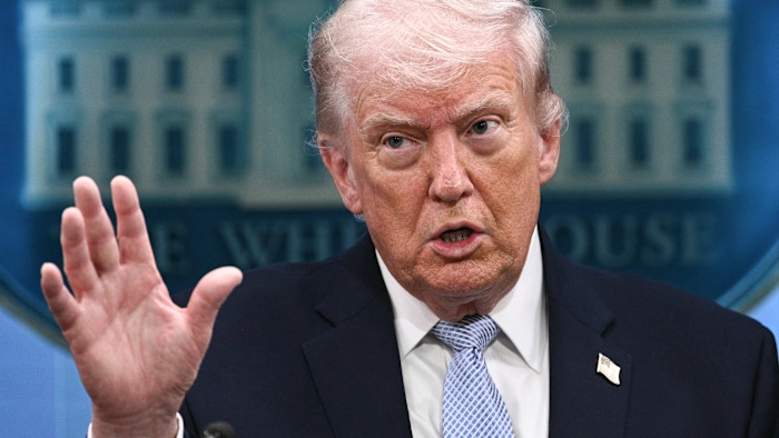 Donald Trump avertizează Iranul împotriva taxării navelor care tranzitează strâmtoarea Ormuz