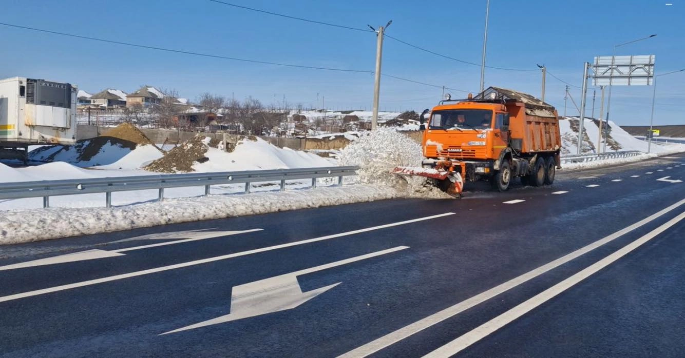 Trafic în regim de iarnă pe drumurile naționale din Moldova. Drumarii au intervenit în nordul și sudul țării