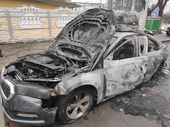 Mașină cuprinsă de foc în timpul deplasării, în municipiul Cahul: o echipă de pompieri a intervenit pentru a stinge flăcările