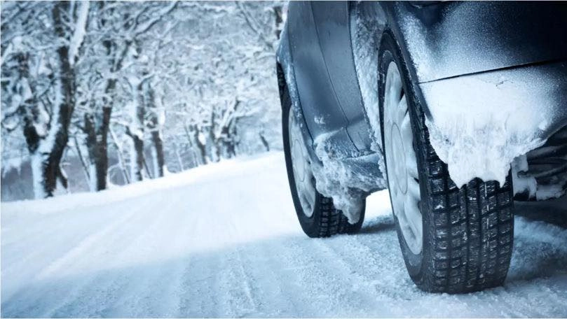 Mașini derapate și drumuri blocate: pompierii și salvatorii au acționat în toată țara