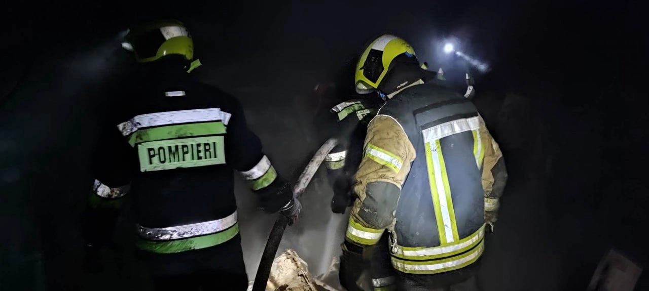 Șase echipe de pompieri au intervenit pentru a stinge un incendiu izbucnit într-un bloc din capitală