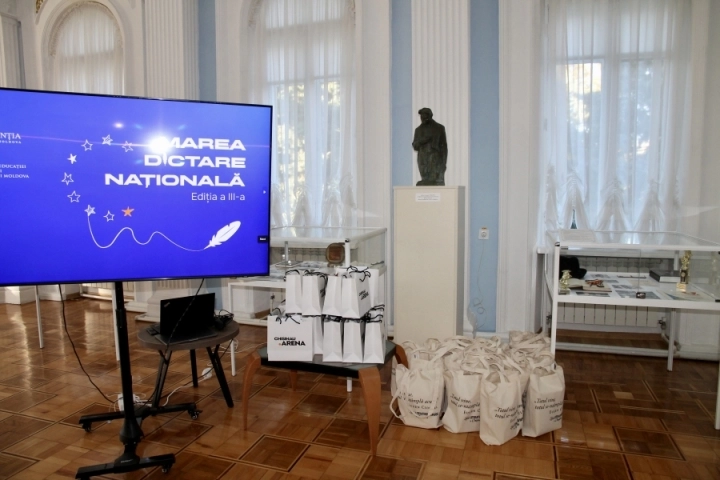 Participanții la Marea Dictare Națională care au obținut note de „9” și „10” au fost premiați de Ministerul Educației