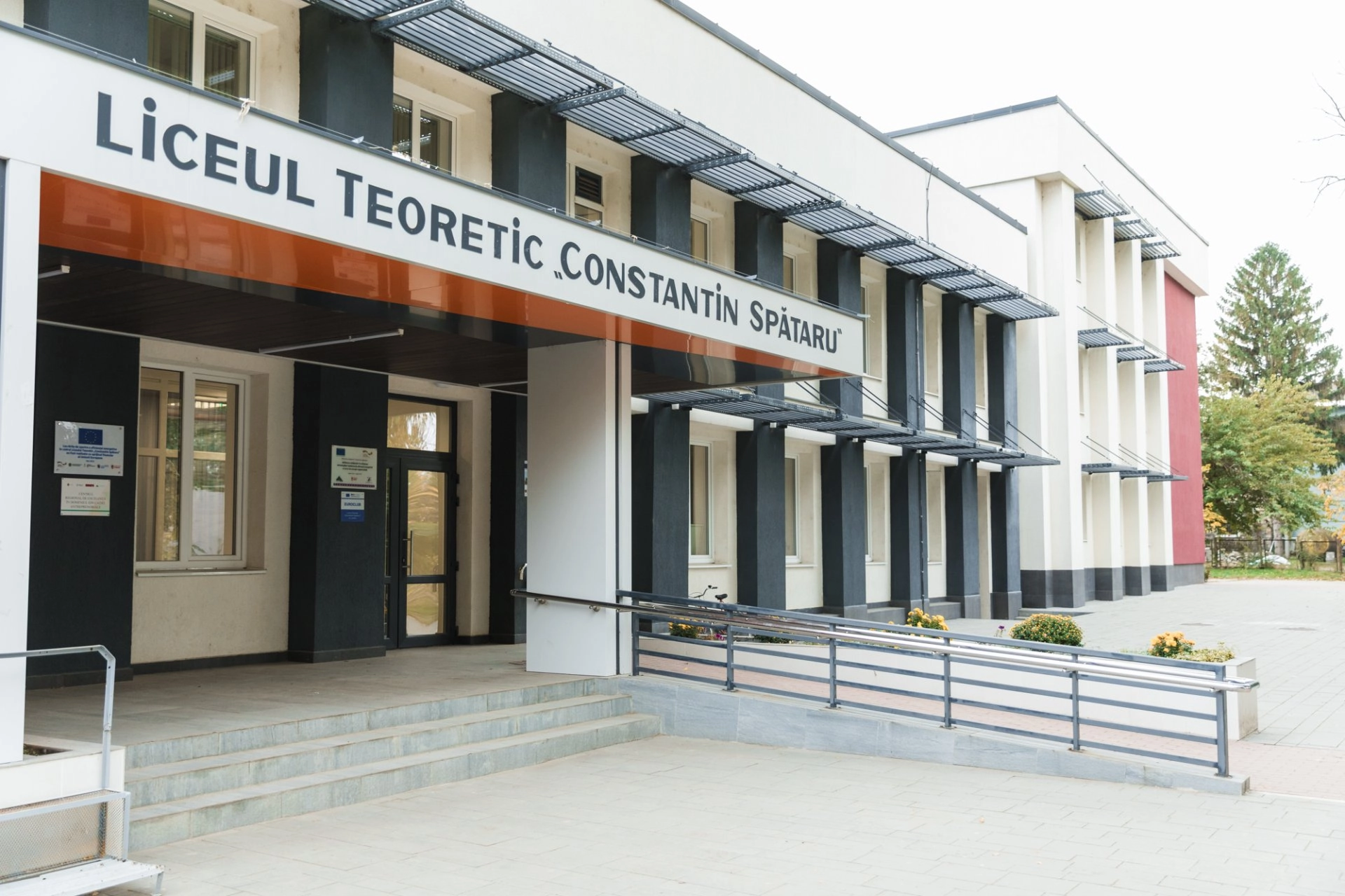 Economii anuale de până la 60 la sută din consumul de energie în opt școli care au beneficiat de lucrări de eficiență energetică