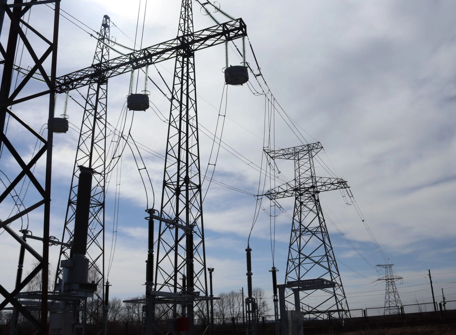 Ucraina ar putea rămâne fără energie electrică până la 16 ore pe zi după atacurile ruseşti