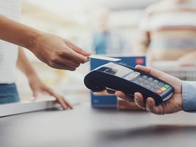 Locuitorii din satele unde nu sunt bancomate vor putea să retragă numerar de pe cardul bancar direct în magazine