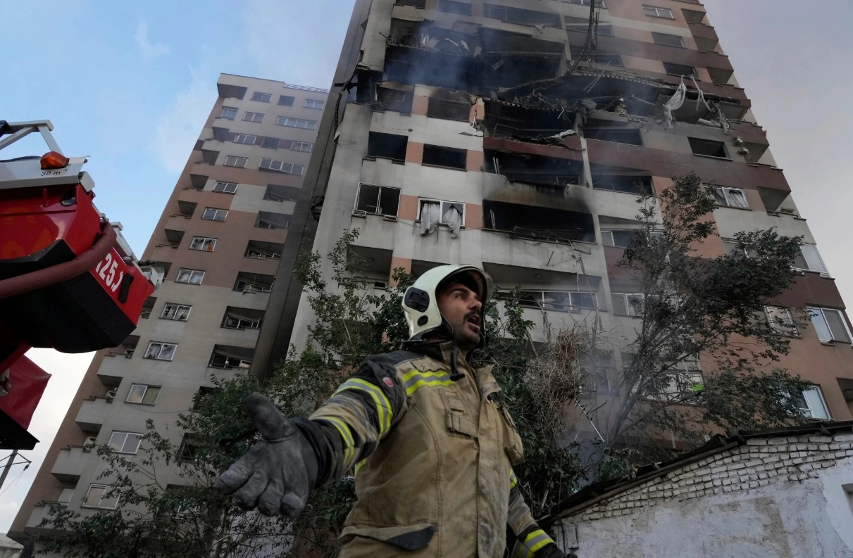 Israelul a efectuat lovituri împotriva Iranului, care avertizează că va răspunde