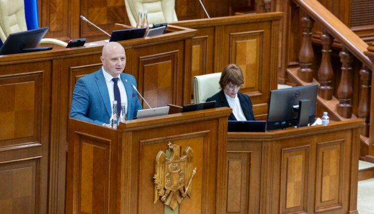 Mai puțină birocrație pentru antreprenori: Parlamentul reduce procedurile pentru actele permisive