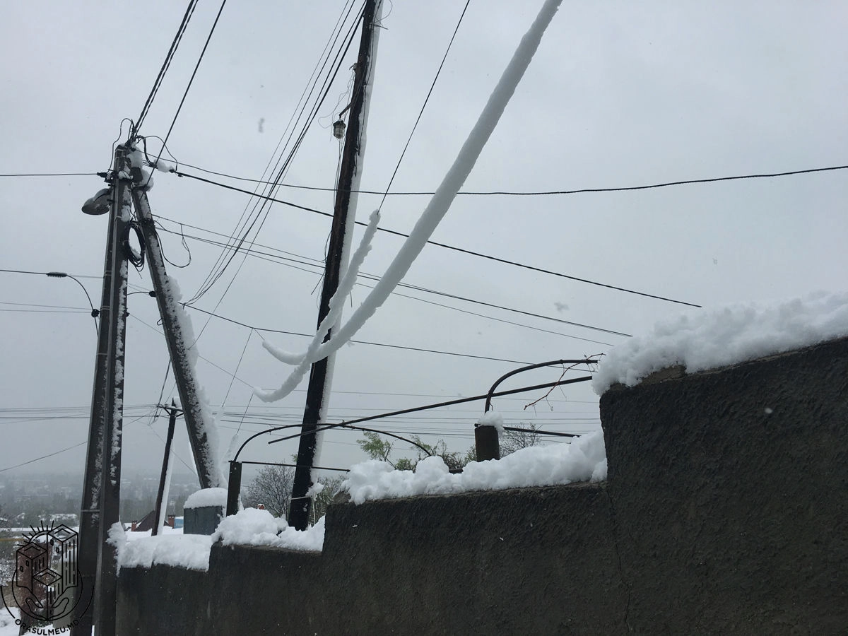 Peste 4000 de consumatori au rămas fără curent din cauza ninsorilor