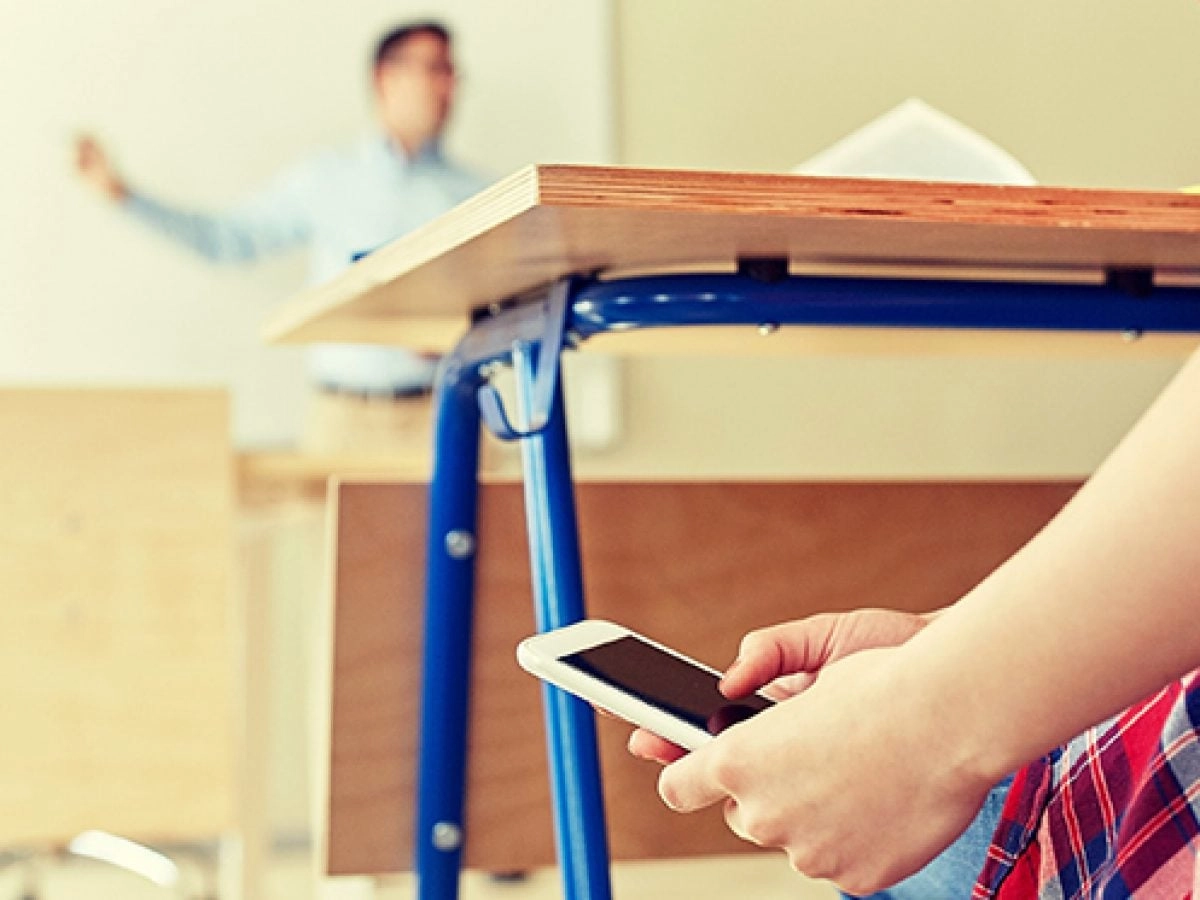 Fără telefoane mobile în timpul lecțiilor. MEC a desfășurat un studiu pentru a analiza cum este aplicată noua regulă în școli