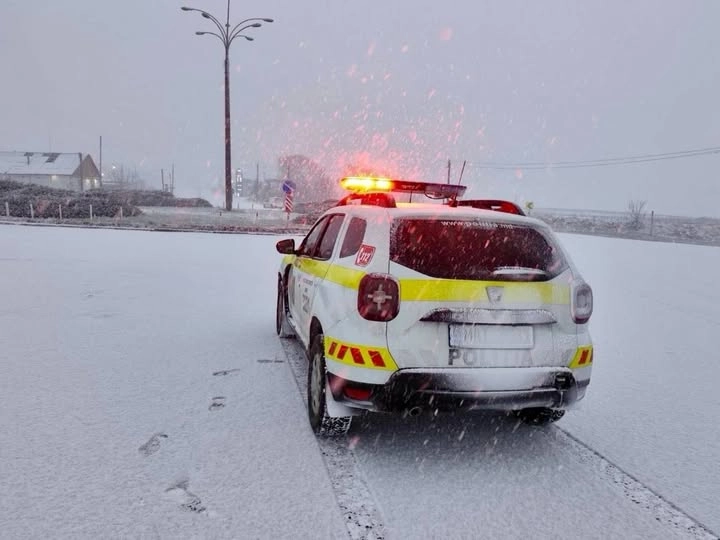 Poliția avertizează: pe unele trasee din nordul țării se circulă în condiții de ninsoare