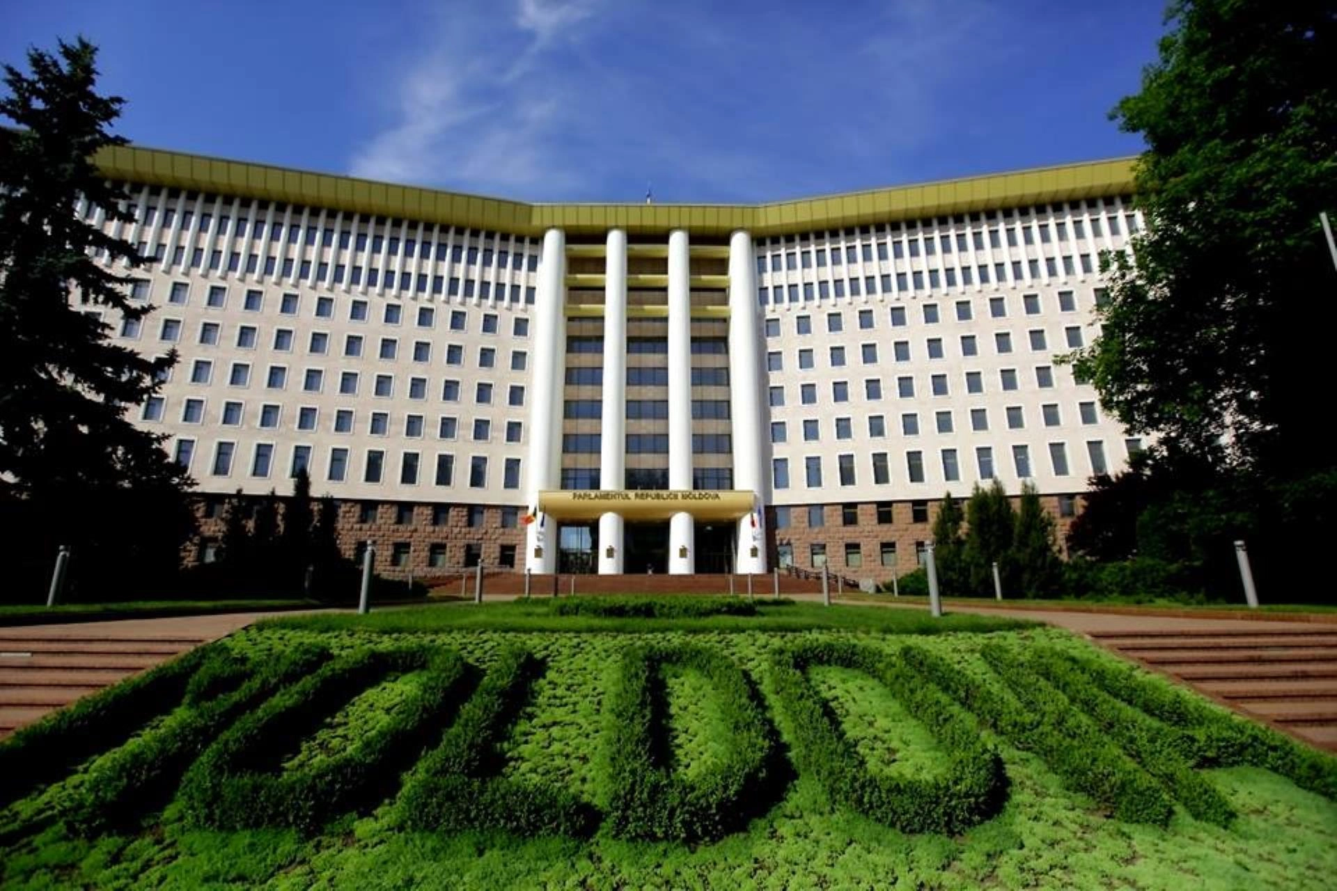 Tinerii pot aplica la stagii plătite în Secretariatul Parlamentului