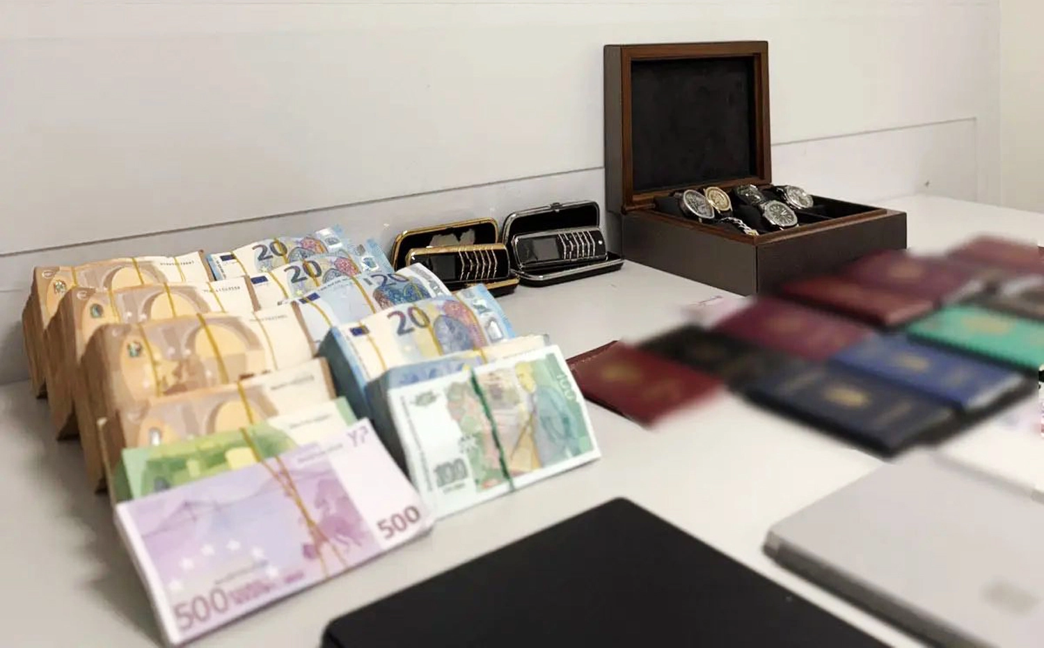 Un set de documente cu identități diferite, care aparțin lui Vladimir Plahotniuc și Constantin Țuțu, ridicate în urma perchezițiilor de la aeroport și domiciliu