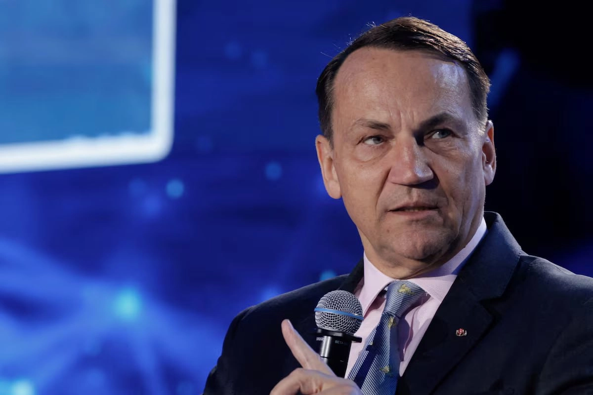 Varșovia avertizează: avionul lui Vladimir Putin ar putea fi forțat să aterizeze dacă va survola Polonia