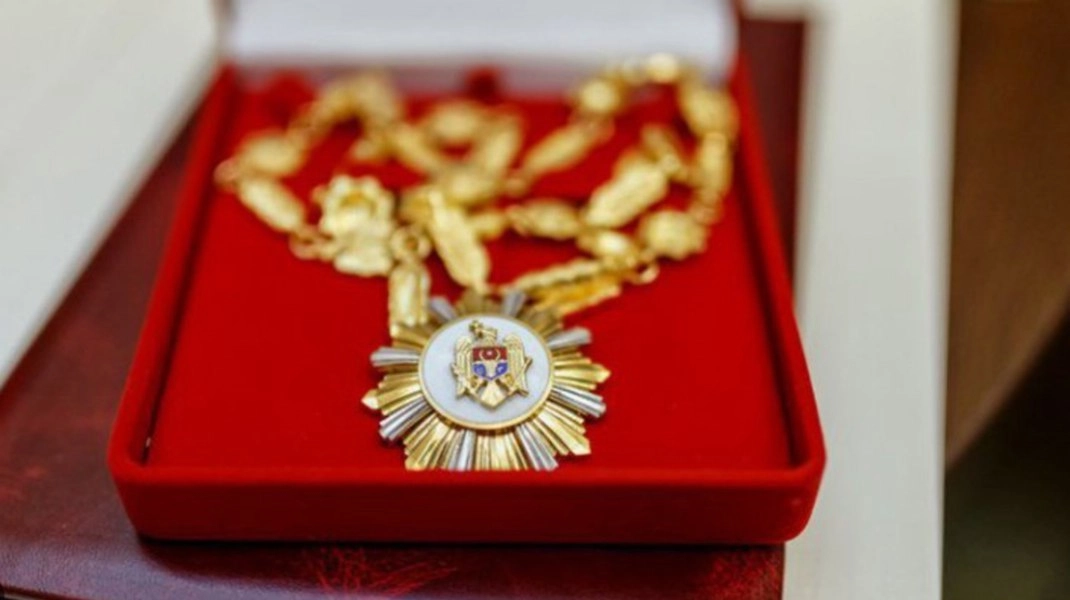 Președinta Maia Sandu a conferit distincții de stat mai multor scriitori și critici literari