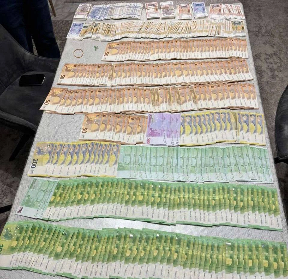 Percheziții de amploare în cazul platformei de tranzacționare „Tux”. Cinci persoane au fost reținute