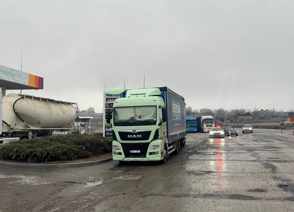 Deplasarea camioanelor și autobuzelor este sistată temporar pe mai multe sectoare de pe traseul M5