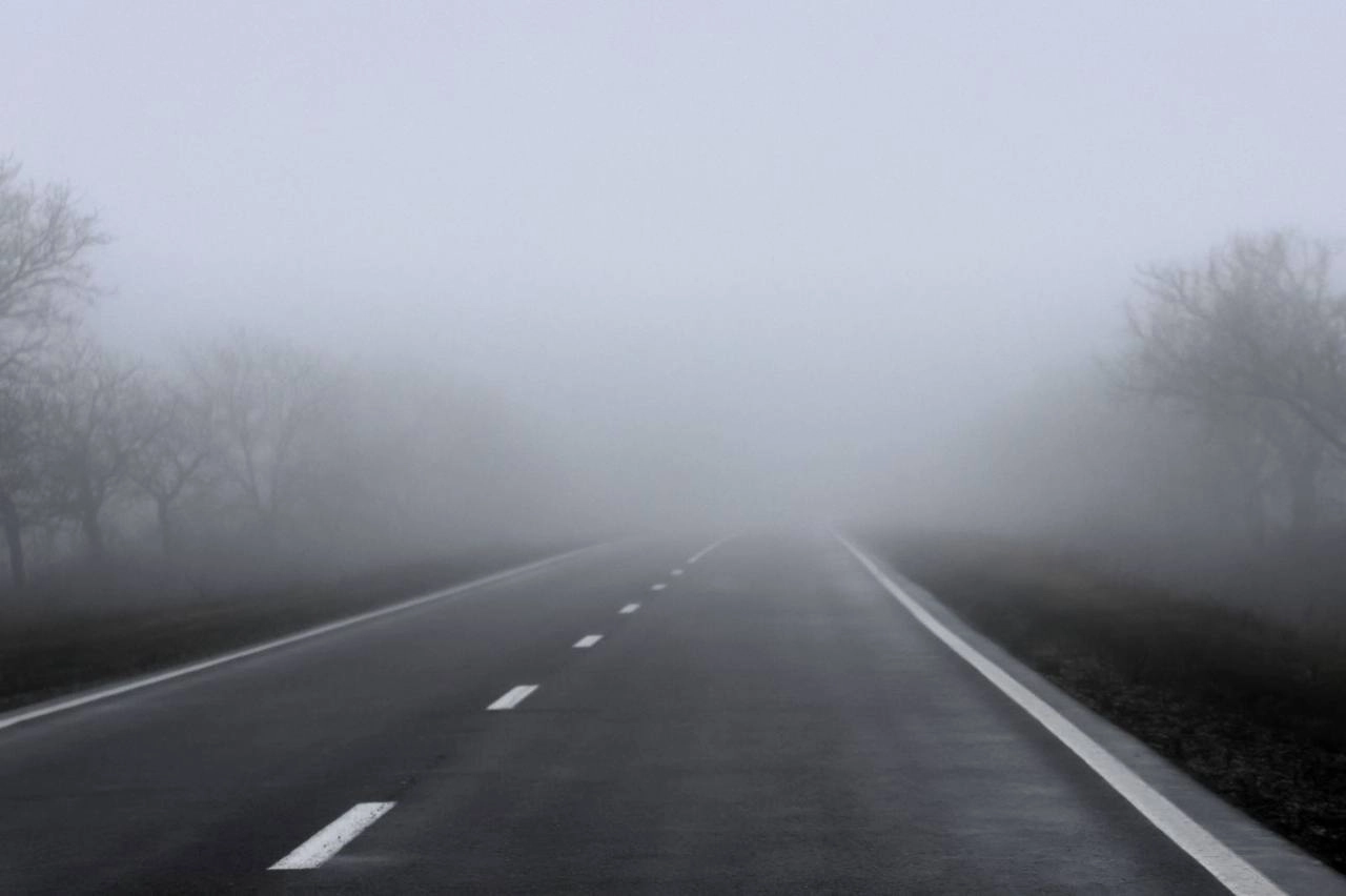 Ceață densă pe mai multe trasee naționale. Cod galben valabil până la amiază