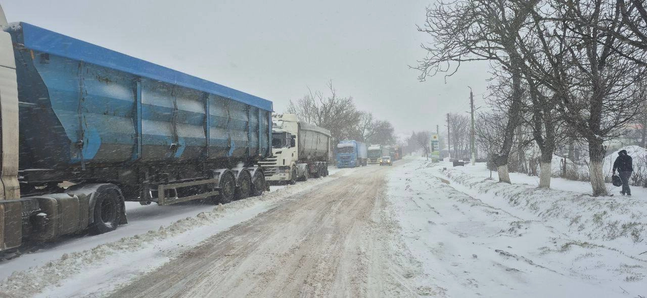 Pe porțiunea de drum, Slobozia Mare - Giurgiulești, camioanele staționează