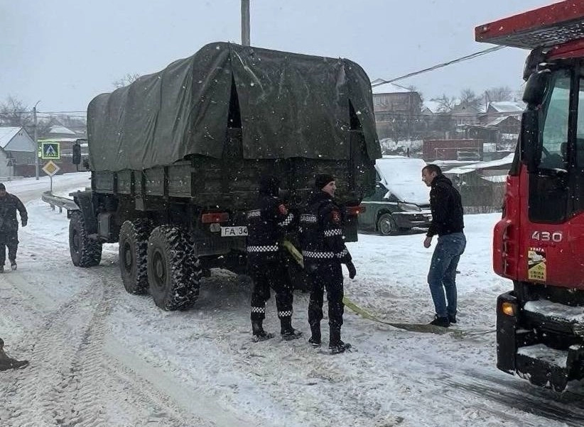 Militarii Brigăzii „Dacia” și carabinierii, în misiune de salvare la Cahul: autospecialele armatei intervin pentru deblocarea camioanelor înzăpezite