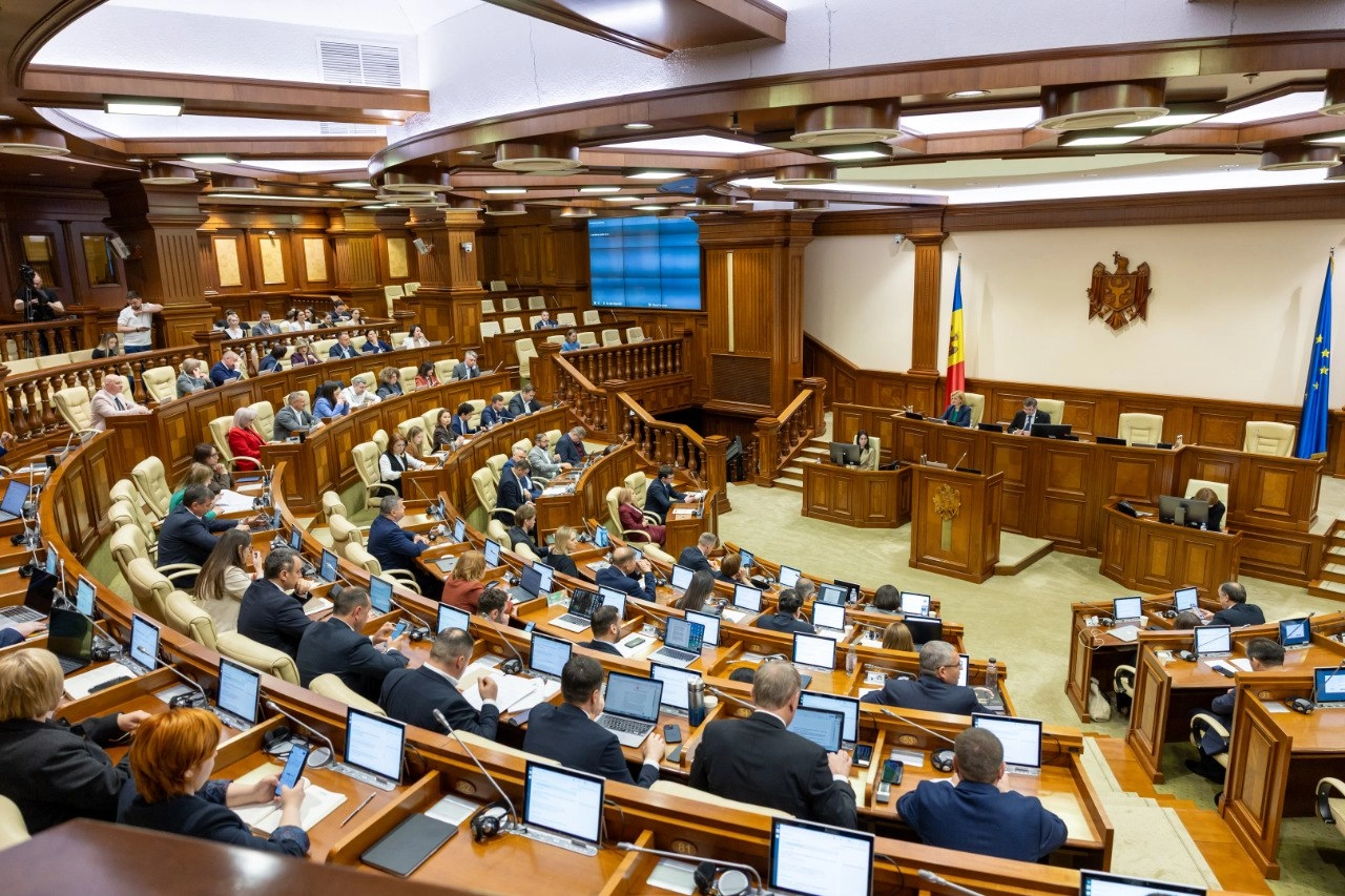 Parlamentul simplifică structura administrației publice și limitează activitățile comerciale ale instituțiilor