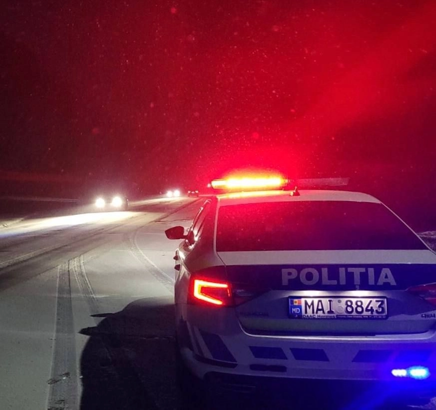 Trafic îngreunat pe mai multe drumuri din țară din cauza vremii