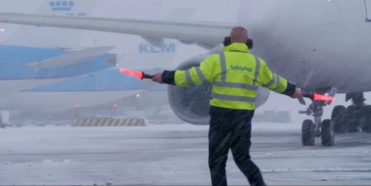 Ninsorile abundente au perturbat circulația transportului în mai multe țări europene: sute de zboruri anulate și școli închise