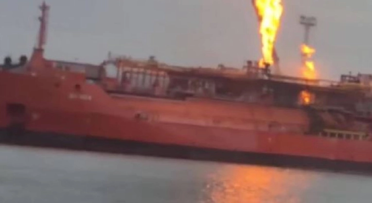 Pericol de explozie în județul Tulcea în urma bombardamentelor rusești. Localnicii dintr-un sat evacuați de urgență din cauza unei nave cu GPL în flăcări