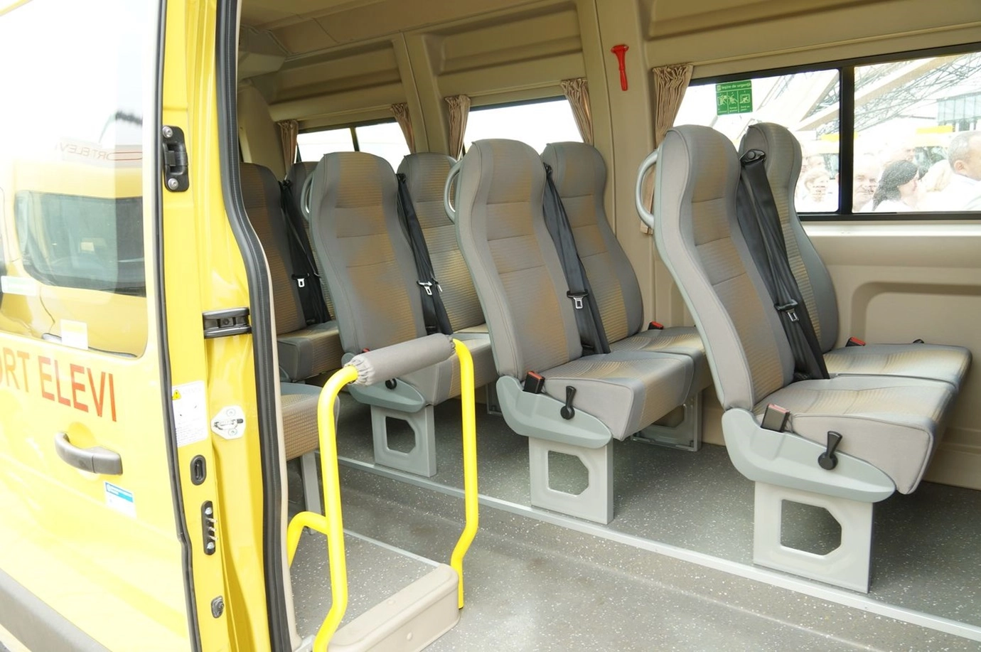 Polițiștii desfășoară acțiuni de verificare a autobuzelor implicate în transportarea elevilor