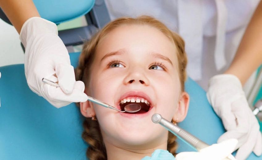 Copiii din mediul rural vor beneficia și în 2026 de servicii stomatologice gratuite