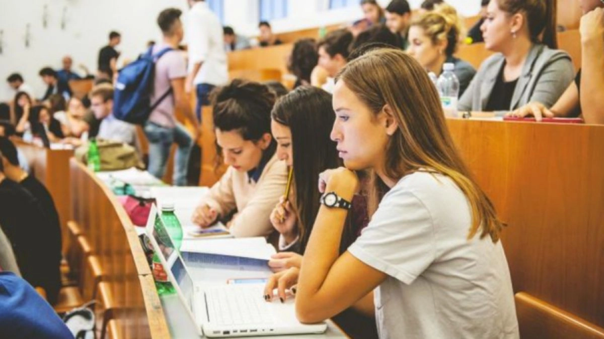  Studenți din învățământul superior vor beneficia de burse de merit pentru anul de studii 2025–2026. Ordin publicat în Monitorul Oficial