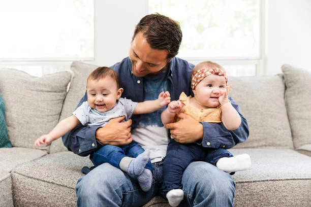 Concediu paternal extins pentru tații cu gemeni sau copii adoptați