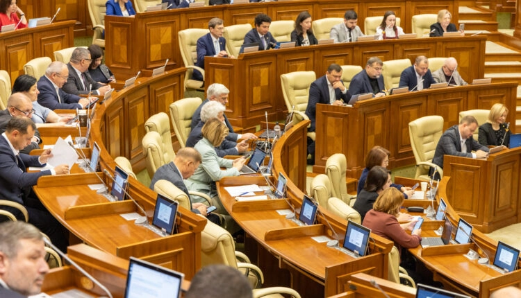 Tinerii beneficiari de stagii plătite în serviciul public vor primi burse majorate