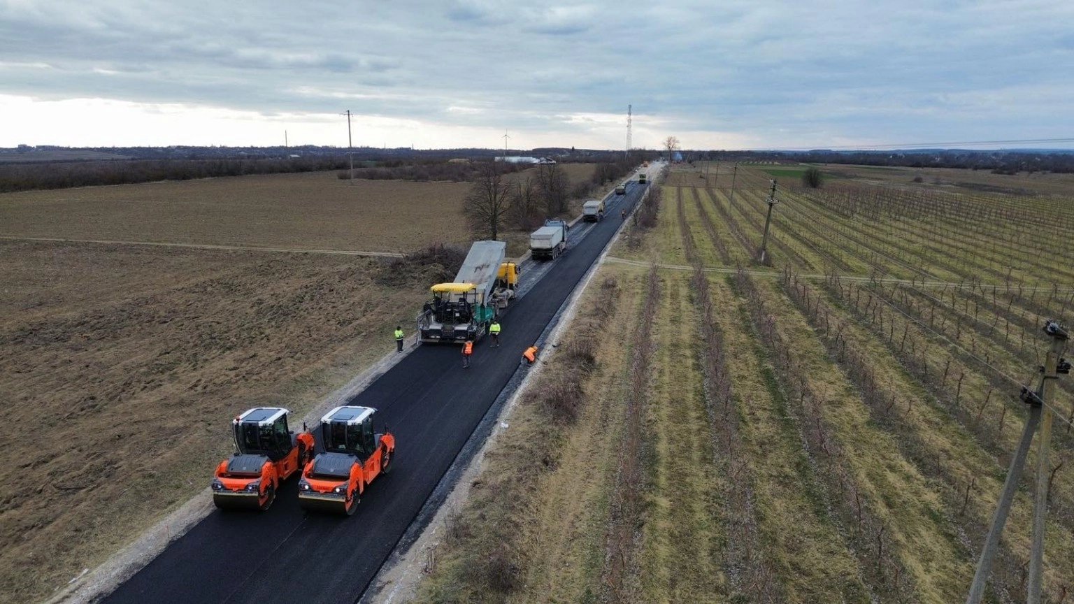 GUVERNUL CONSTRUIEŞTE: Continuă lucrările de reparație a îmbrăcămintei rutiere pe drumurile regionale din rețeaua națională