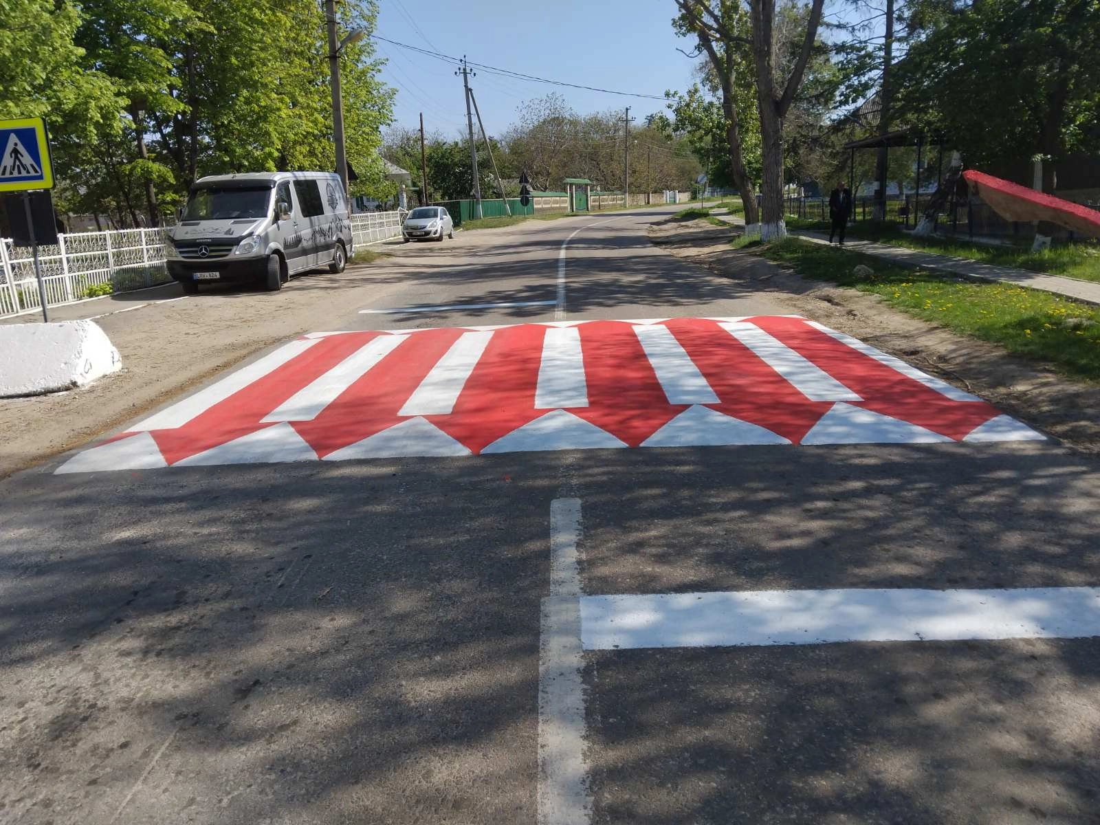 Drumarii modernizează marcajele rutiere, o prioritate pentru siguranța pietonilor