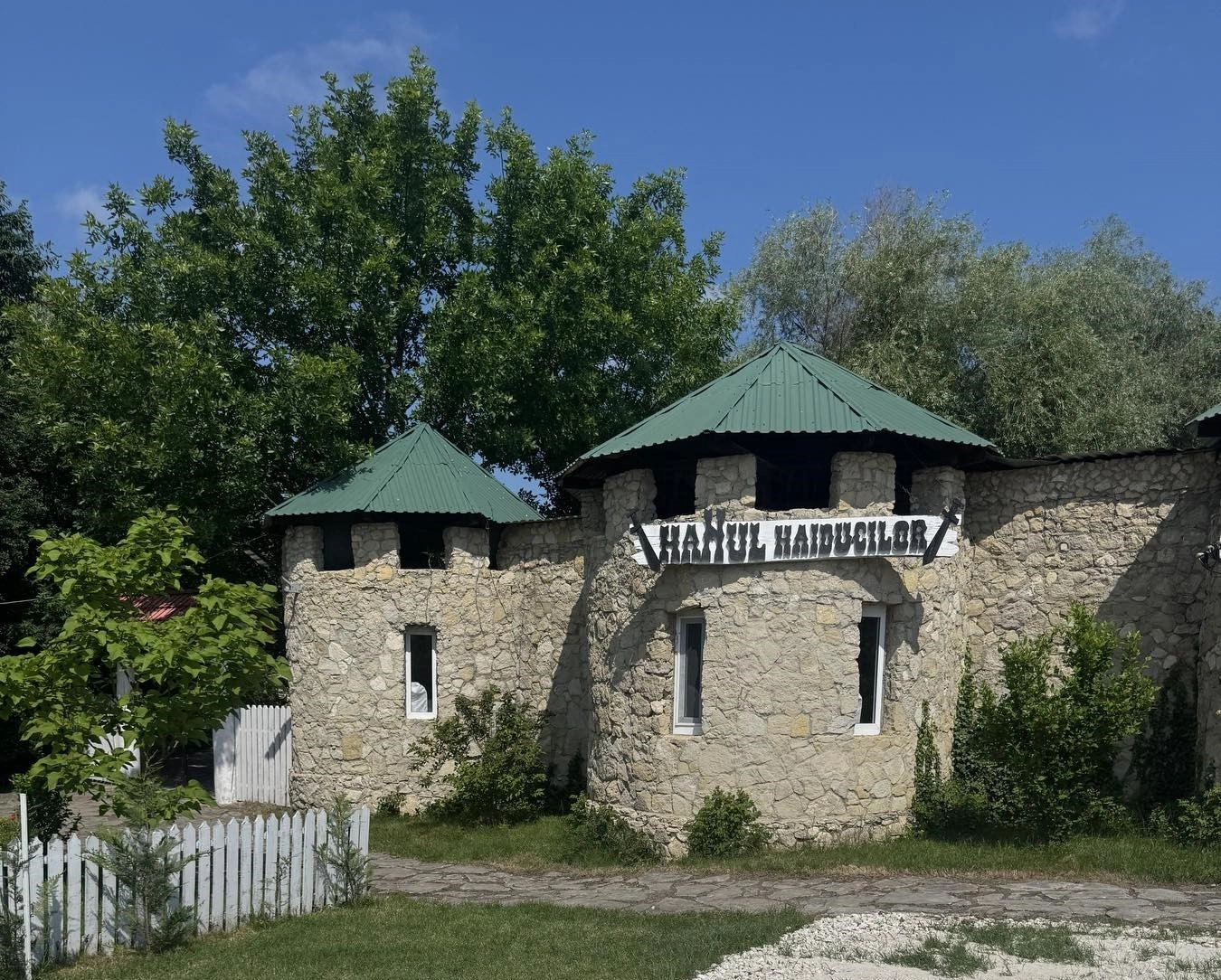 Descoperă Moldova cu #MOLDPRES: Hanul Haiducilor, oază de linişte în codru, o experiență de viață în mijlocul naturii