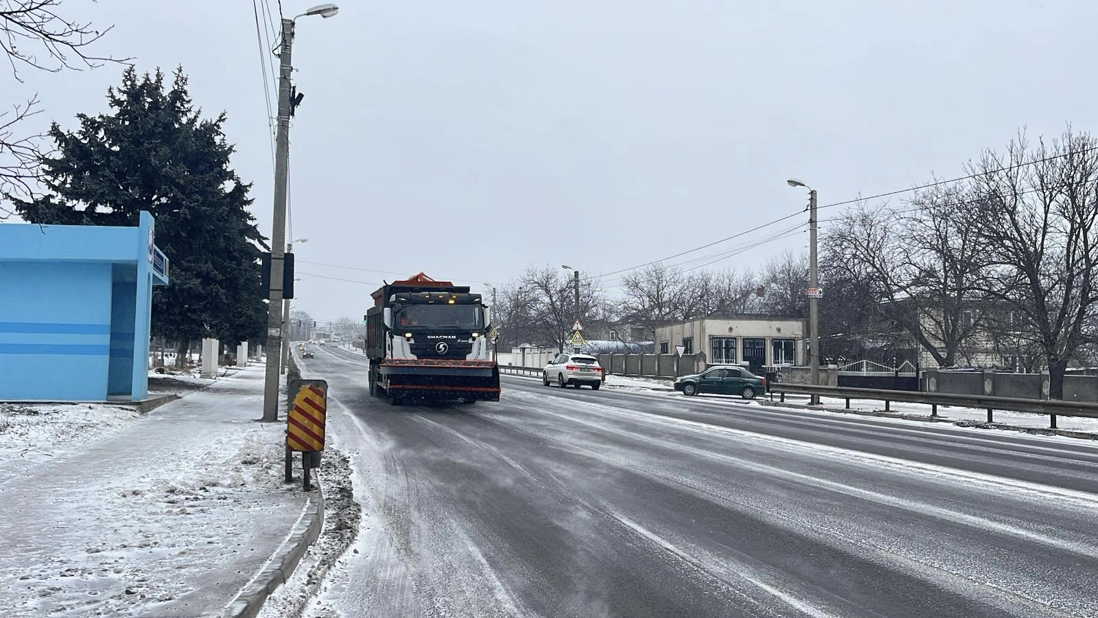 Actualizare AND: Circulație în condiții de iarnă pe drumurile naționale. Restricții pentru transportul greu pe mai multe trasee