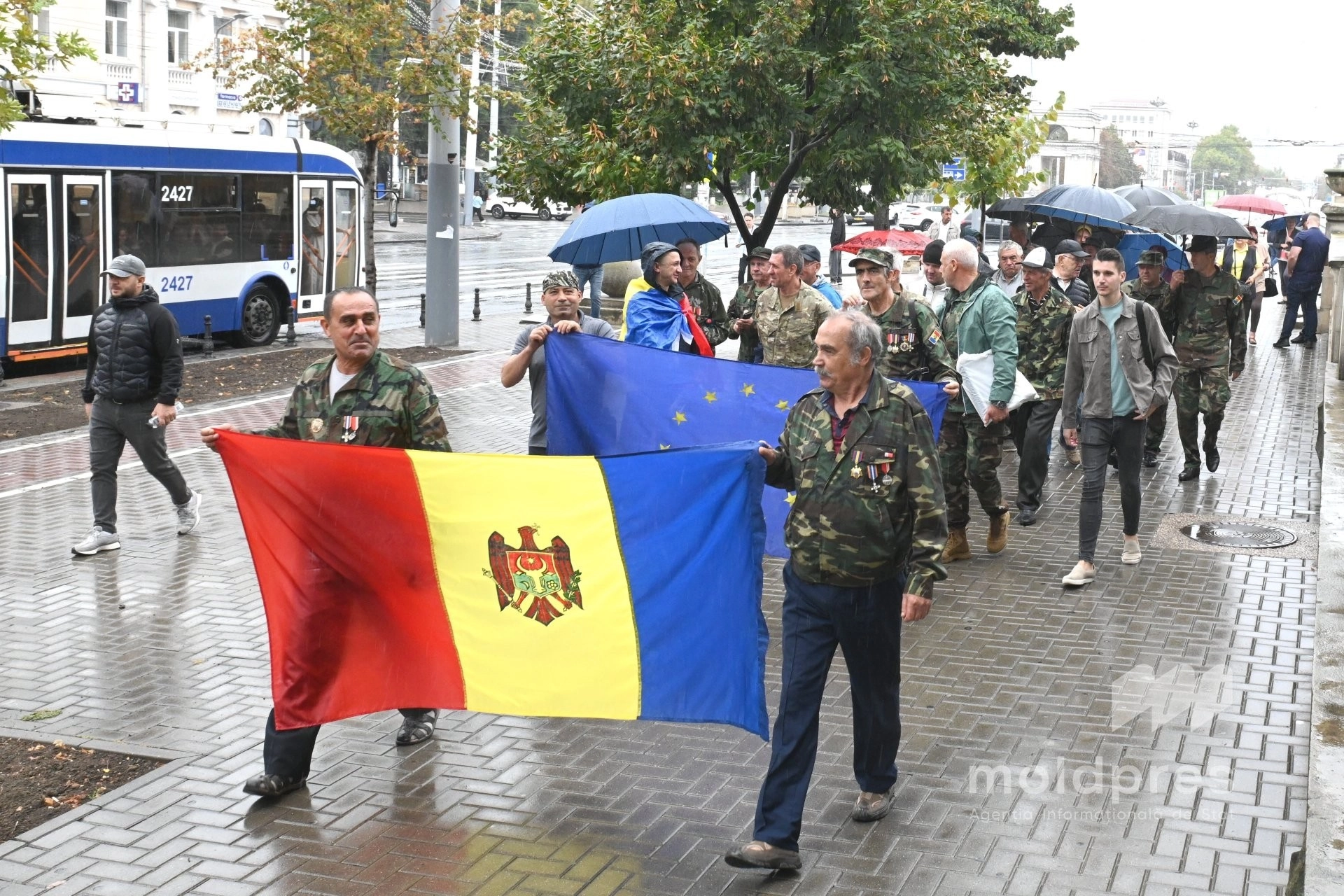 Veteranii Războiului de la Nistru, marș prin Chișinău împotriva federalizării R. Moldova: „Armata rusă, afară!”, „Nu federalizării!”