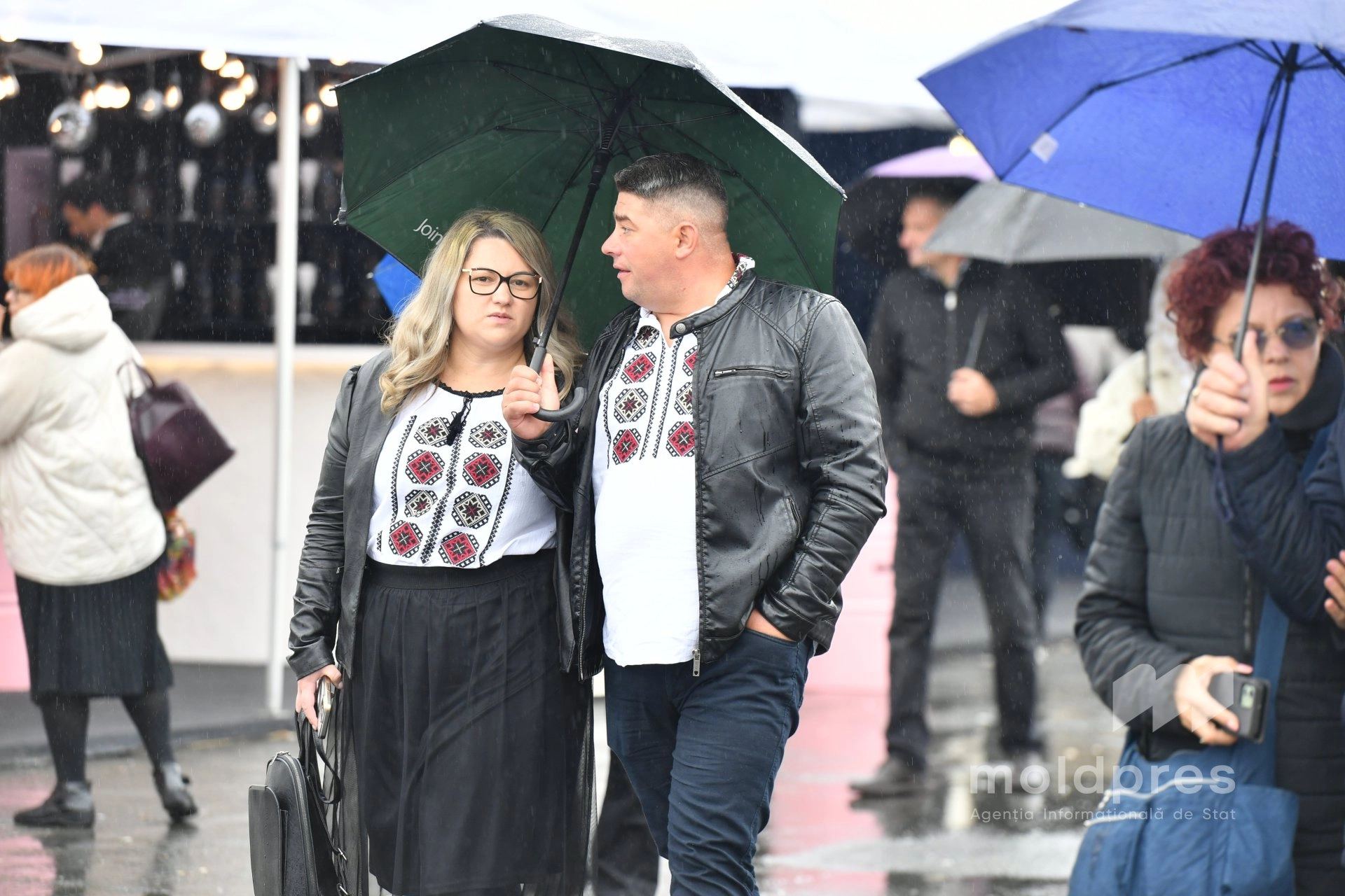 În următoarele zile, vremea se răcește și vom avea parte de ploi. Ce spun meteorologii