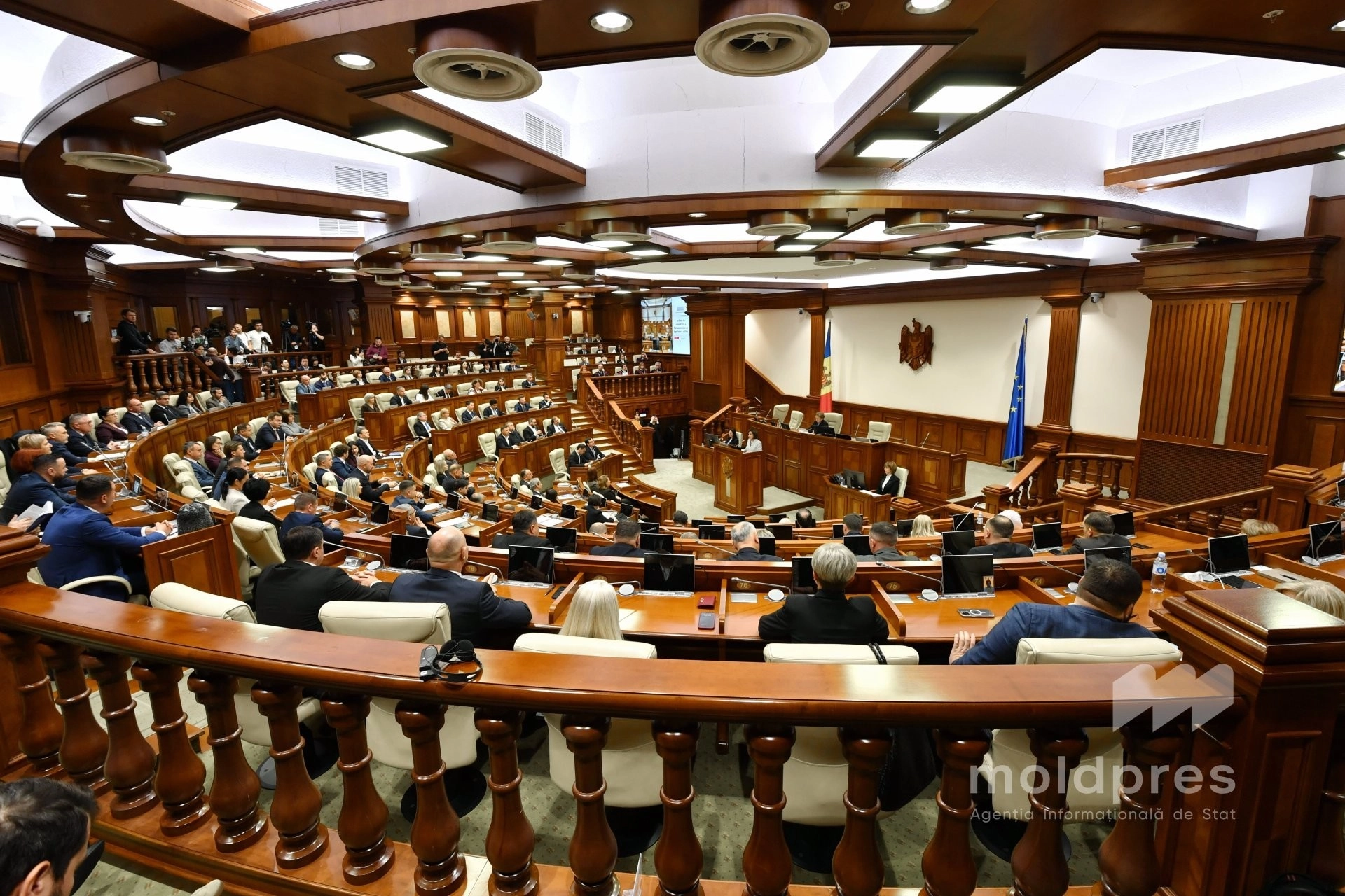 Aproape jumătate din deputații noului Parlament sunt la primul mandat
