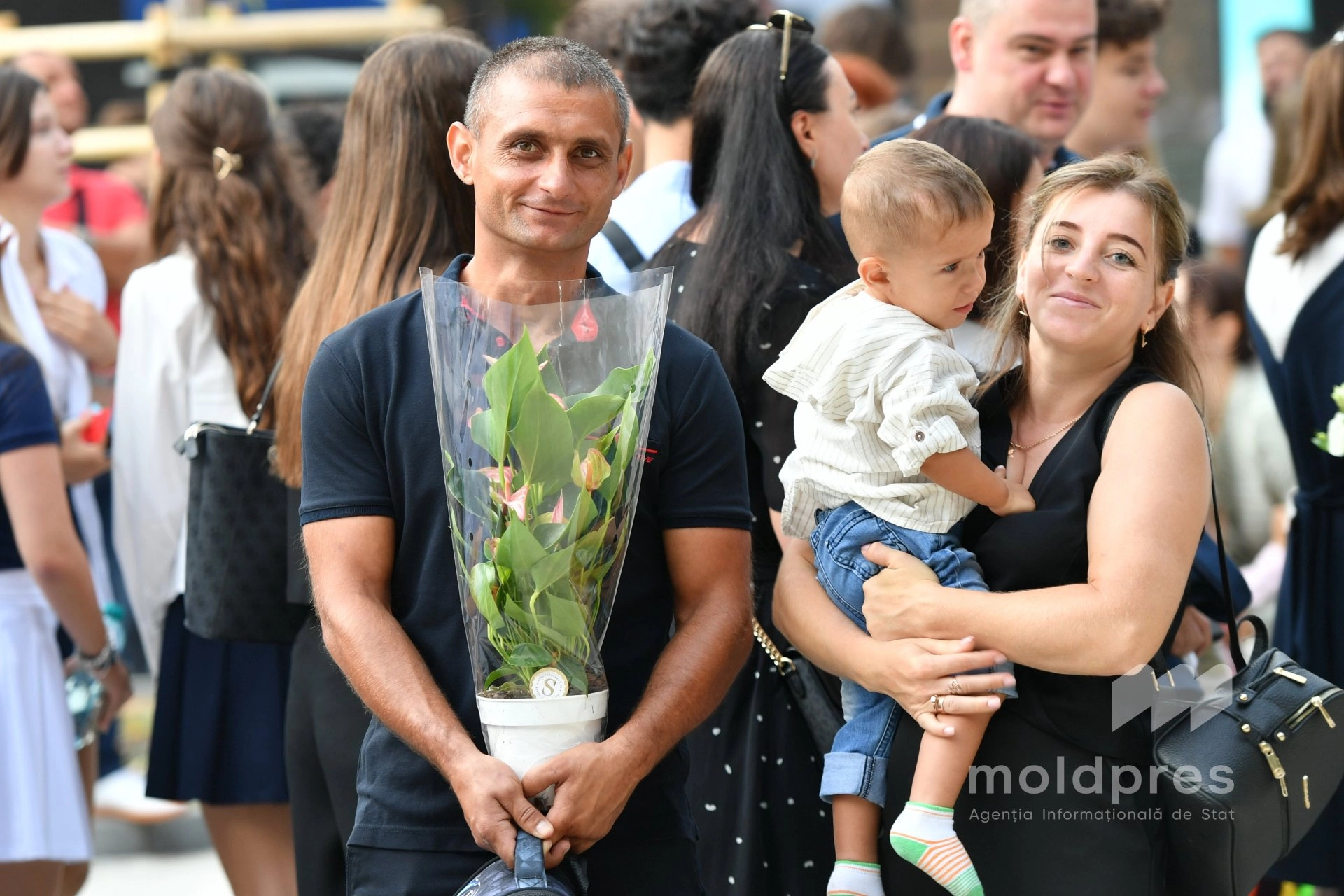 De astăzi, este disponibil ajutorul de 1000 de lei pentru elevi: părinții afirmă că respiră mai ușor la început de an școlar