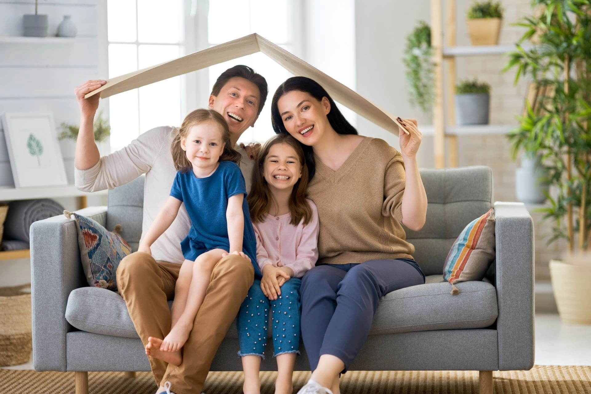 Publicat în Monitorul Oficial: Copiii din Moldova vor primi mai ușor pensia de întreținere de la părinții plecați peste hotare