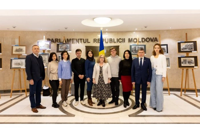 O expoziție de pictură și grafică intitulată „Chișinăul de altădată” a fost inaugurată la Parlament