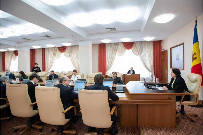 Guvernul a aprobat mecanismul de acordare a indemnizației de 1000 de lei pentru copiii cu vârsta până la doi ani