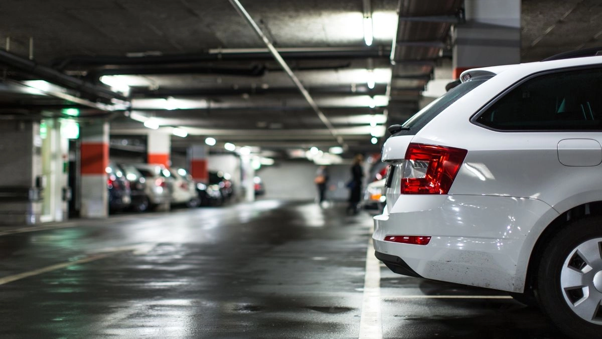 Mai multe parcări subterane și spații verzi în curțile blocurilor. Guvernul a aprobat modificarea unor legi din domeniul construcțiilor și urbanismului